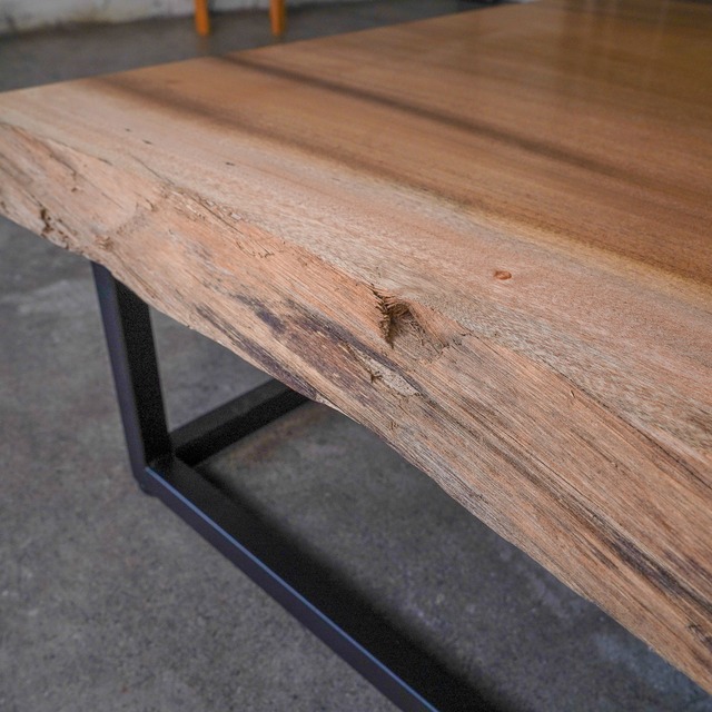 ストライプウォルナットのローテーブル