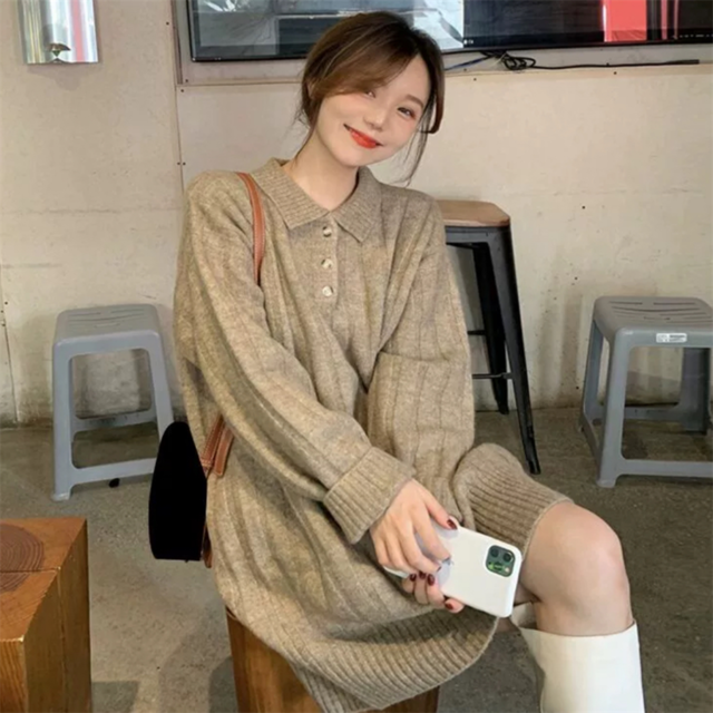 【送料無料】 ミニワンピ 2色 ミニ 大きい ゆったり 長袖 Vネック 襟付き Aライン フレア ボタン 厚手生地 伸縮性 ニット 可愛い 大人可愛い きれいめ シンプル カジュアル シック コンサバ 華やか 大人 上品 おしゃれ お洒落 主役級 こなれ感 高見え フェミニン ガーリー 冬 レディース 女性用 30代 40代 デート お出かけ 女子会 お呼ばれ 休日 お茶会 授業参観 着回し 普段使い ファッション コーデ スタイル 楽ちん 体型カバー 定番 着痩せ ベージュ グレー ベイクドカラー