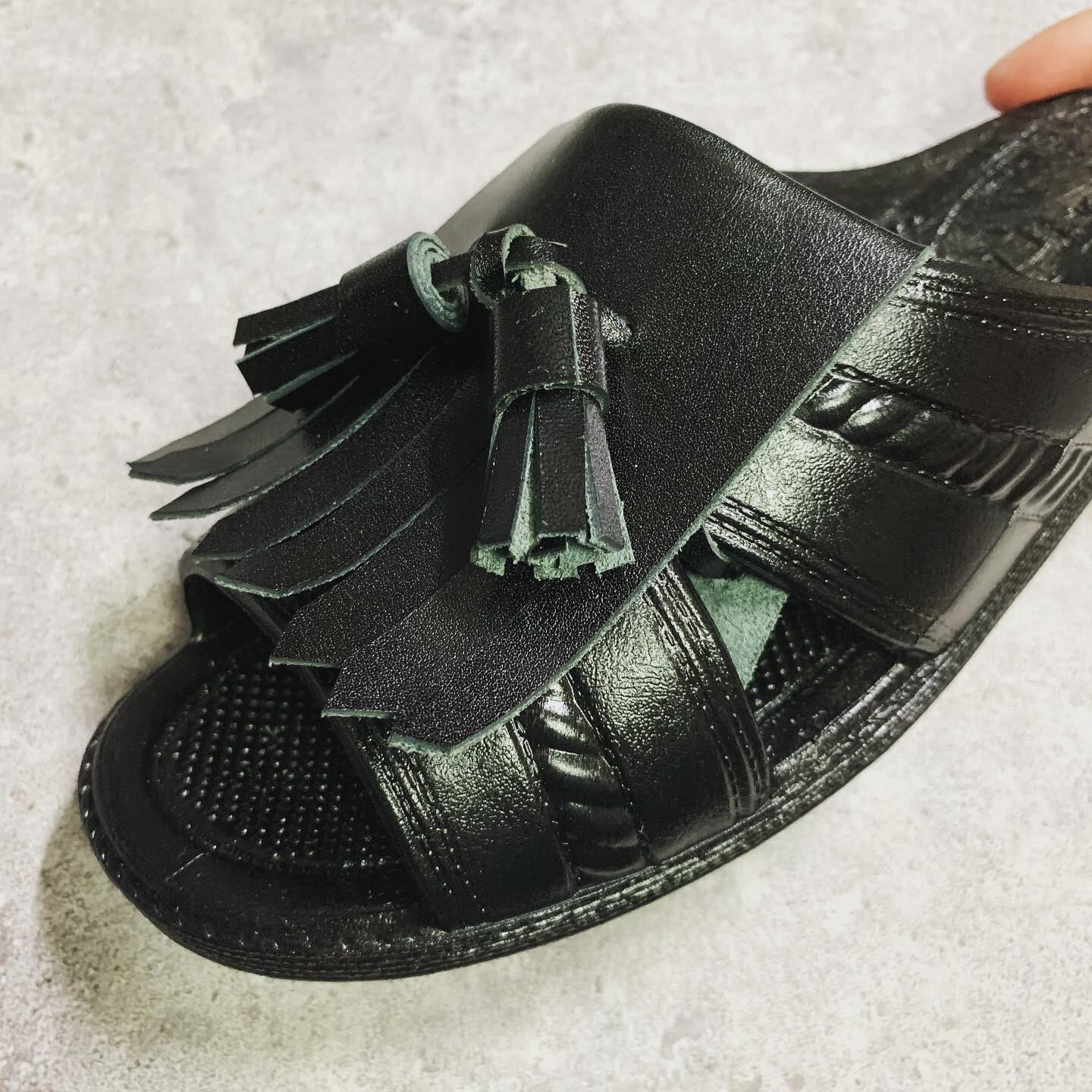 本革 便所サンダル ヌメ革 タッセルモデル | Leather Works Uruma