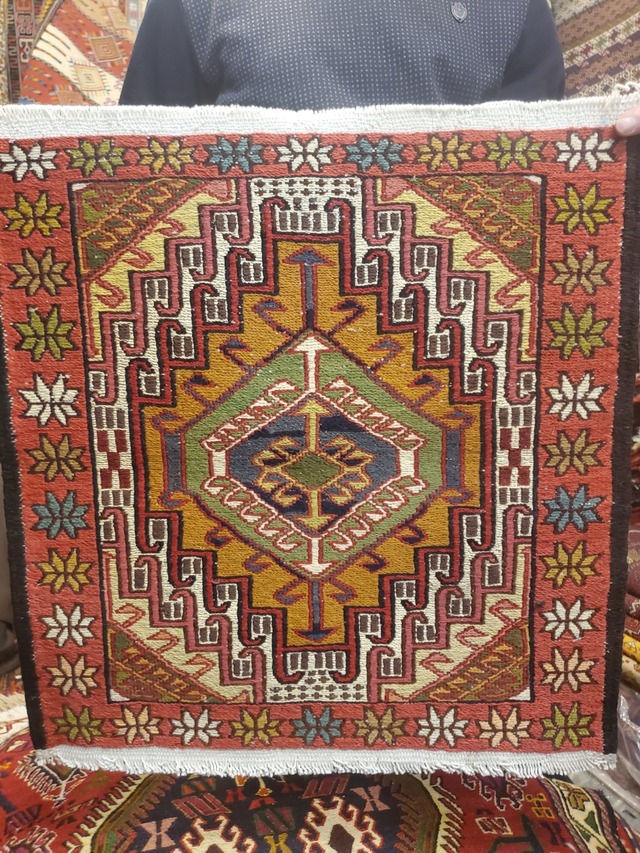 絨毯クエスト50【No.16】Varni ※現在、こちらの商品はイランに置いてあります。ご希望の方は先ずは在庫のご確認をお願いします。