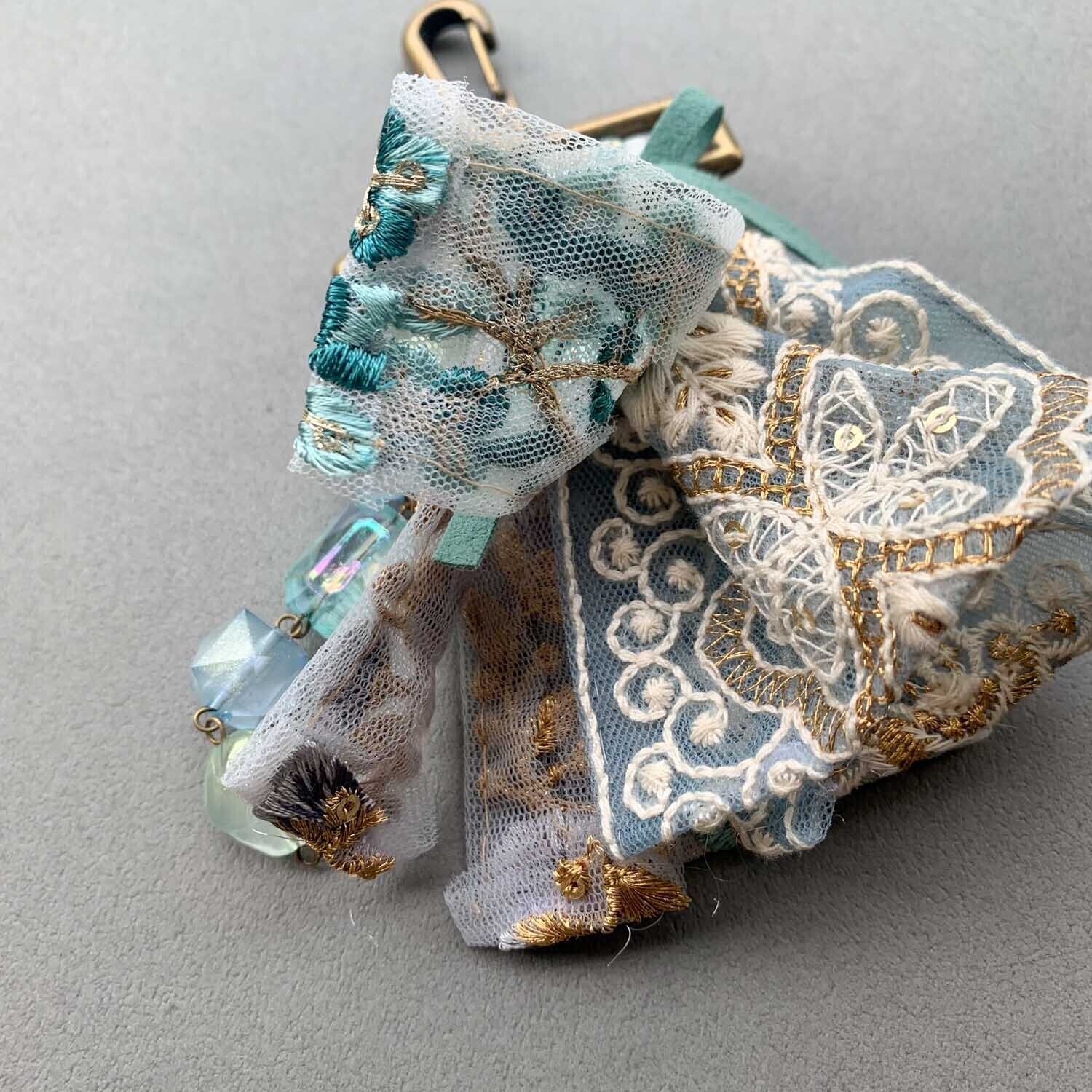 ブーケ風刺繍リボンとビーズのバッグチャーム | Dua-アクセサリー