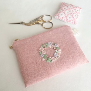 手刺繍　ピンクの薔薇の　ファスナーポーチ　