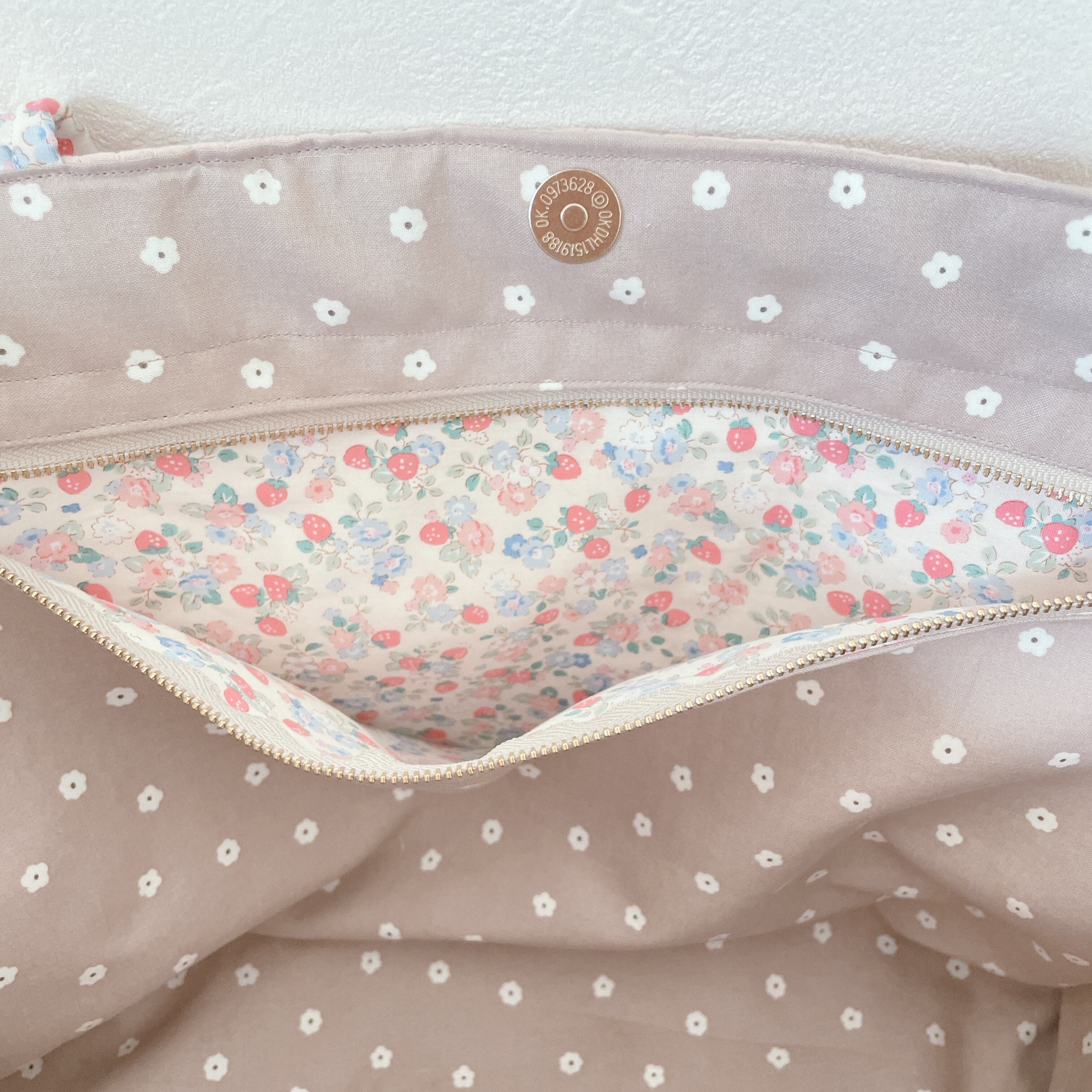 刺繍ヌビ仕切りマザーズバッグ/いちごベージュ/ハンドメイド 刺繍ヌビ仕切りマザーズバッグ/いちごベージュ/ハンドメイド