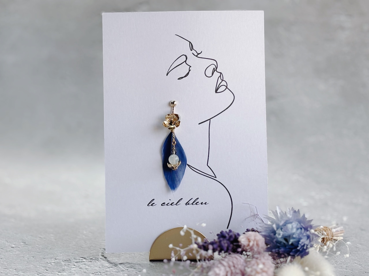 幸せの青い鳥羽根と天然石イヤリング ムーンストーン ゴールド