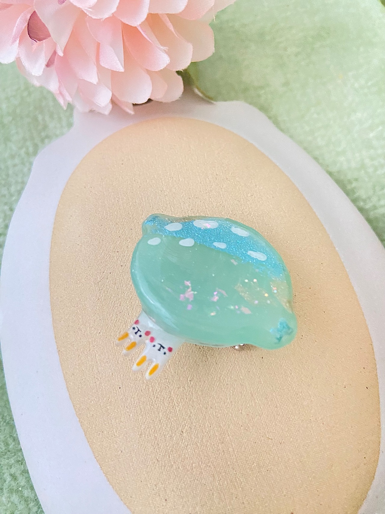 『ライムとうさぎちゃん』ガラスブローチ