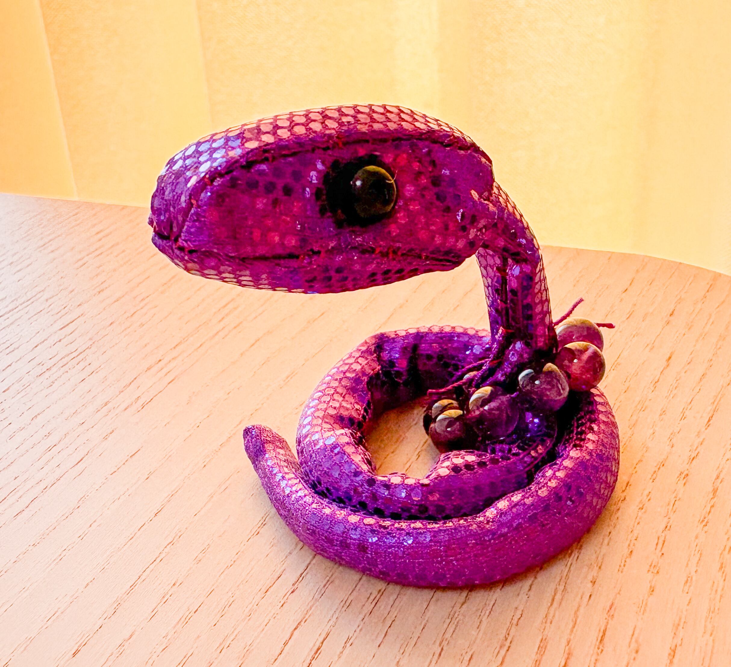 紫色の蛇のぬいぐるみ