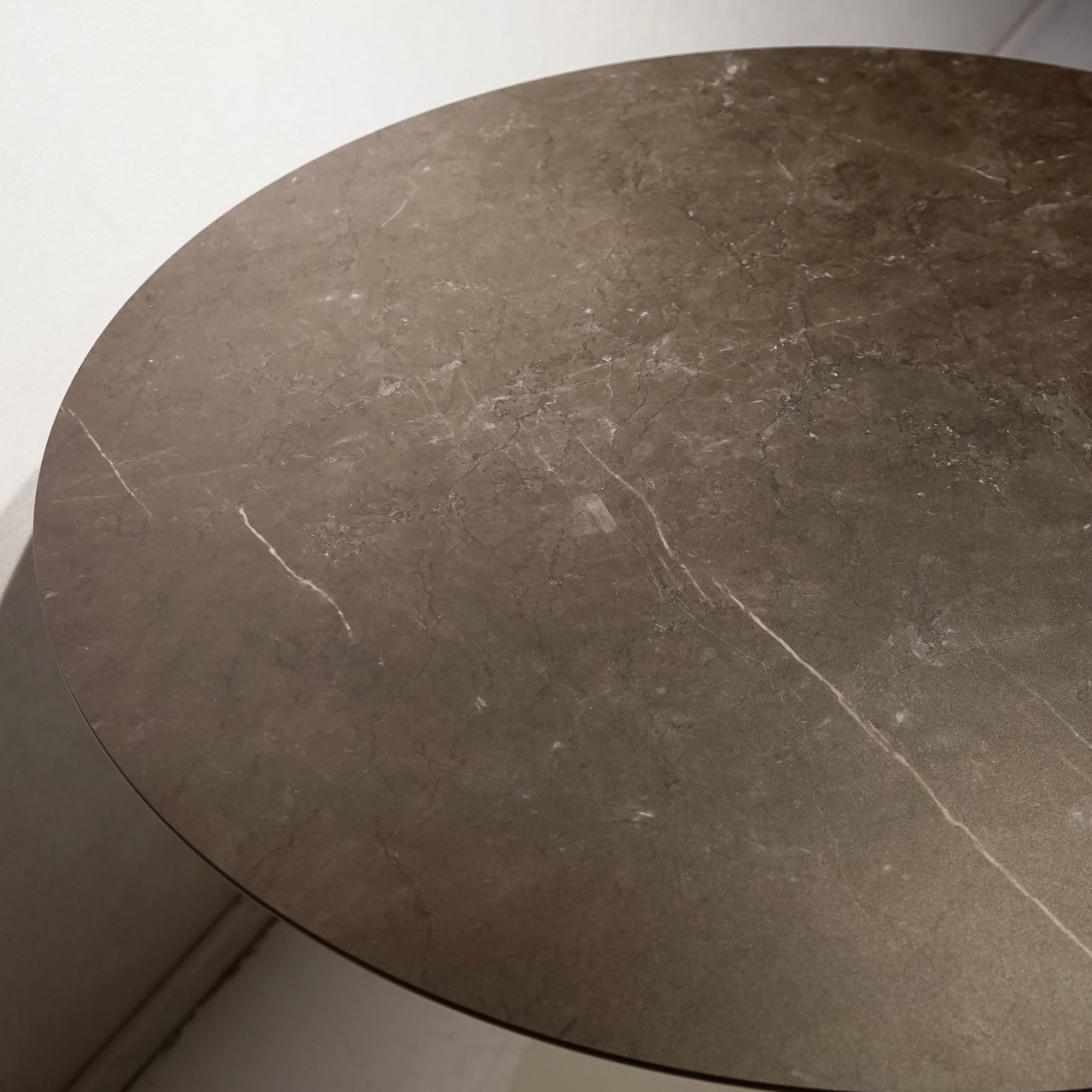 BoConcept ボーコンセプト New York ニューヨーク ダイニングテーブル ラウンドテーブル 円形 テーブル ダークマーブル セラミック モダン 北欧 ラグジュアリー