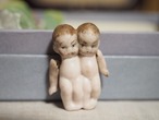 肩を組んだ双子ビスクドール　ガーゼの袋入り 画像5