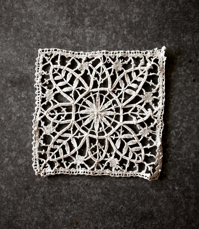 フランス リネン 万華鏡的植物たちのボビンレースドイリーa アンティーク