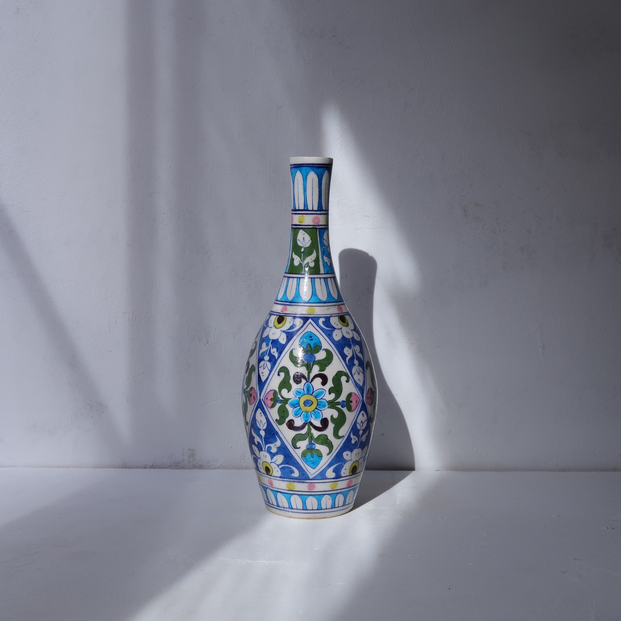 インドのブルーの花瓶