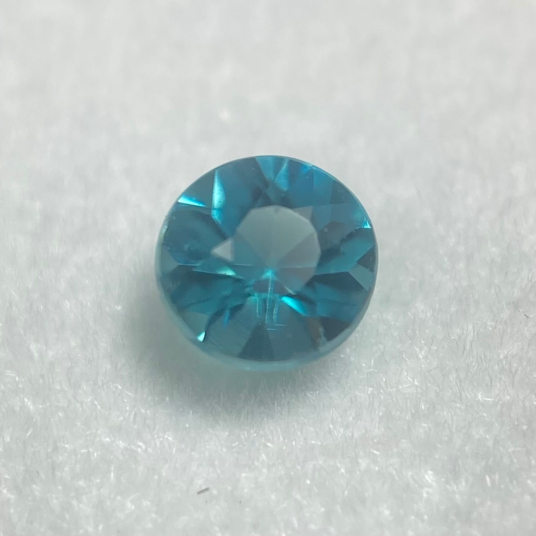 澄んだ紺碧のグランディディエライト