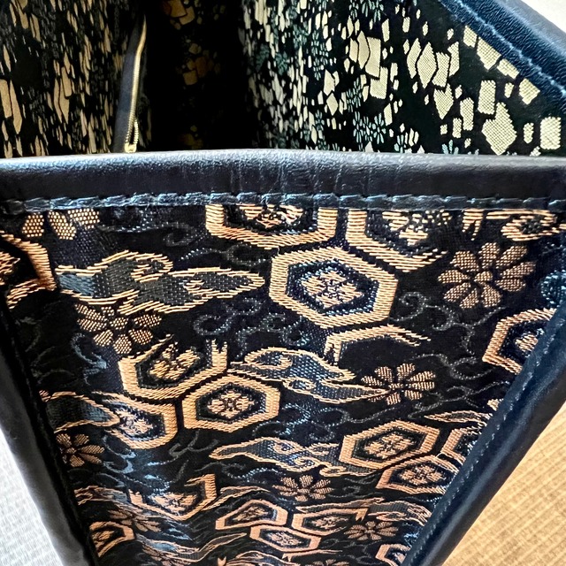 nternational Japan Fashion Gala 2026 Exclusive | Hokusai “The Great Wave” – Walnut × Nishijin Textile × Washi Tatami Bag