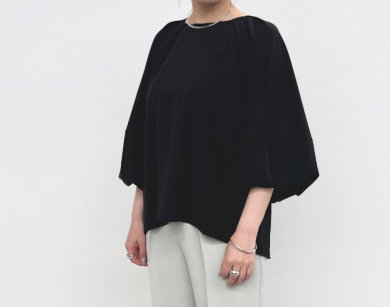 NUS シルキーツイル　タックデザインボリュームブラウス　12-35002