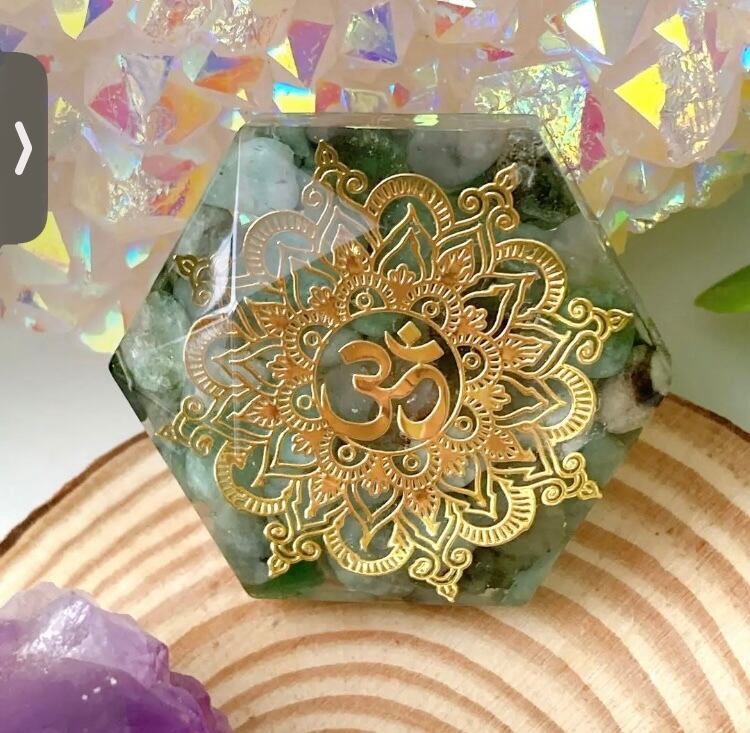 御守りオルゴナイト✨握り石 オーム エメラルド