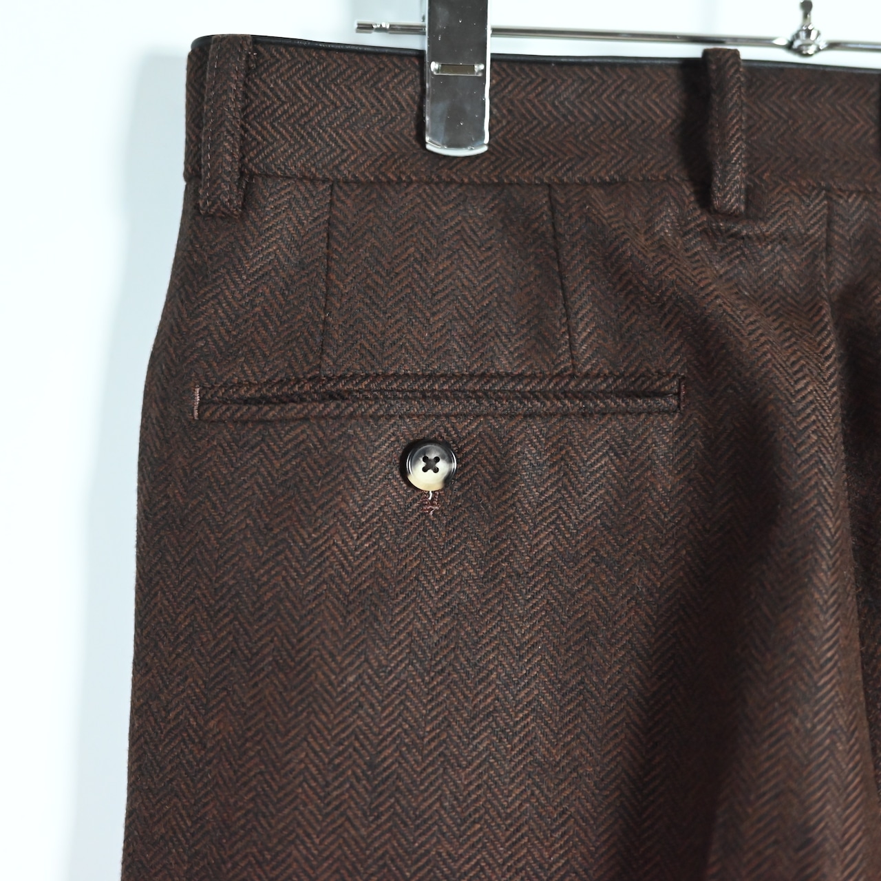 INTERIM / INDIA WOOL CLASSIC HERRINGBONE WITH LEATHER PIPING 2-TUCK STRAIGHT SLACKS