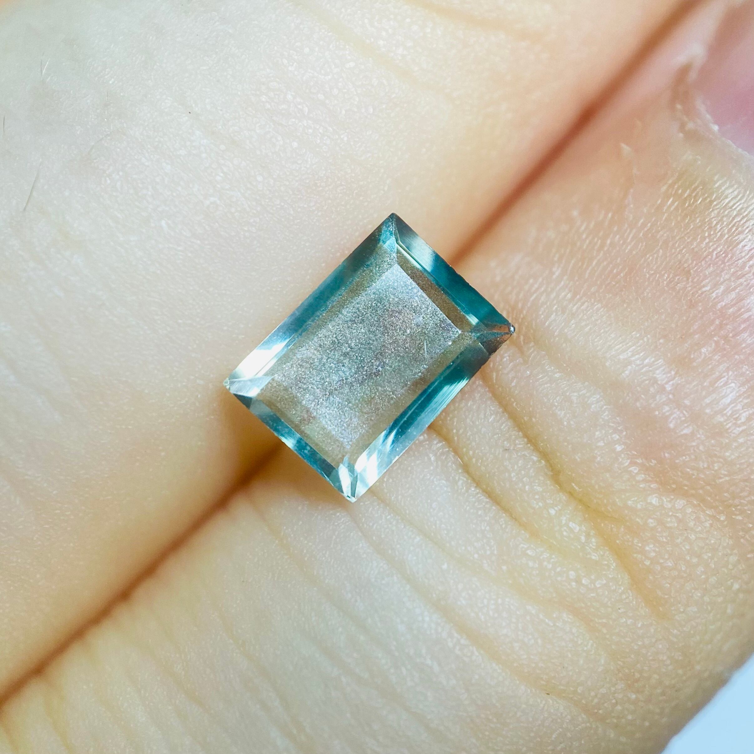 繊細なスパグル効果の見えるグリーンのオレゴンサンストーン