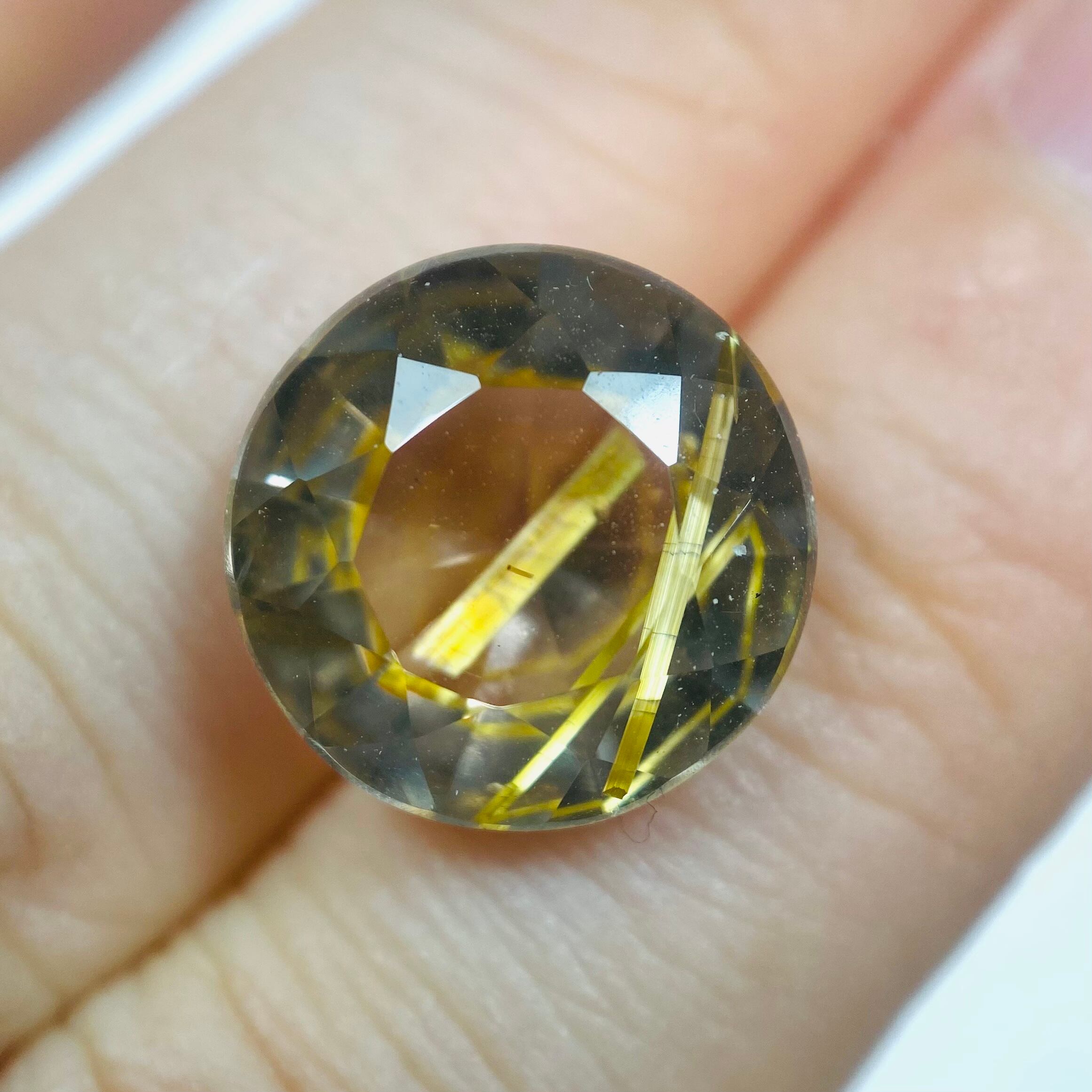 大胆で個性的なルチルクオーツ