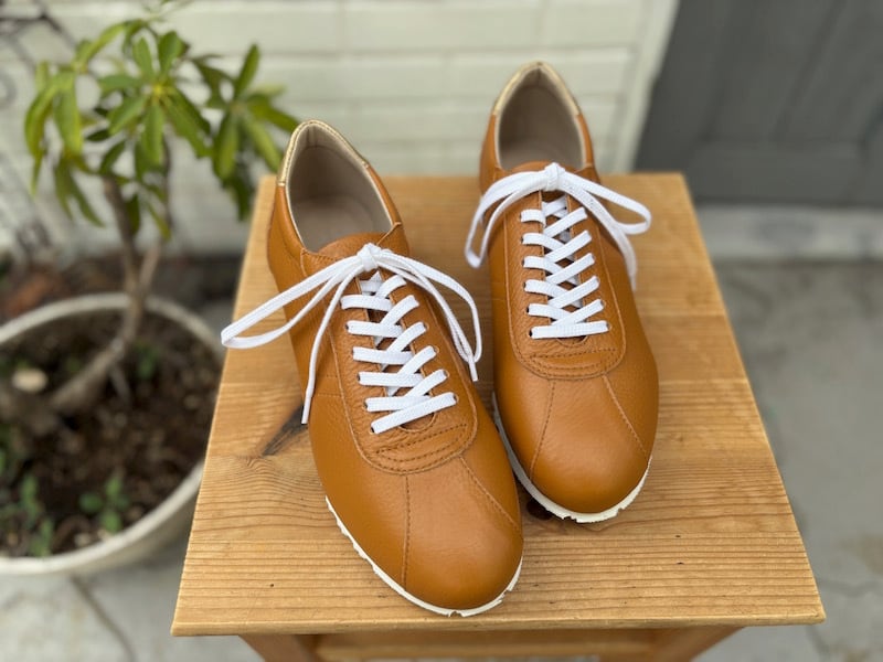 秋新作クラシックレトロ・キャメルシュリンクレザースニーカー | EMA