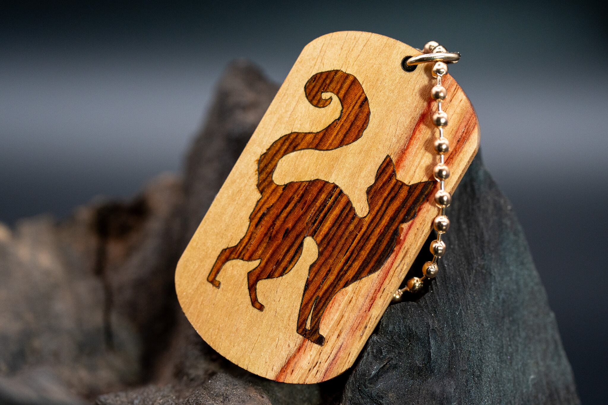 【 木材の女王】チューリップウッド ドッグタグ 象嵌 探る視線