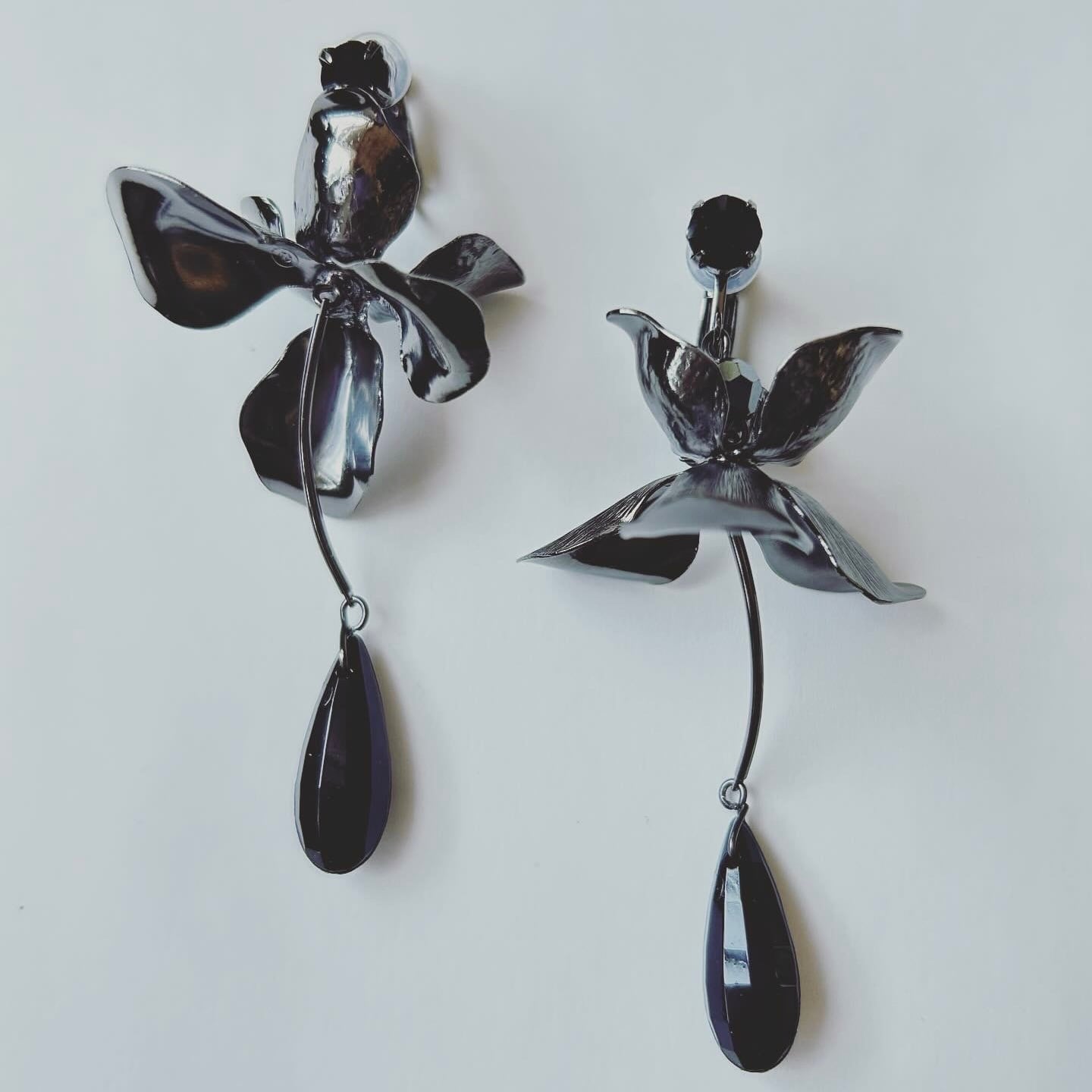 【AiLE】ブラックピアス ブライダルアクセサリー 受注生産】AB-28 Statement black flower petal earrings ブラック