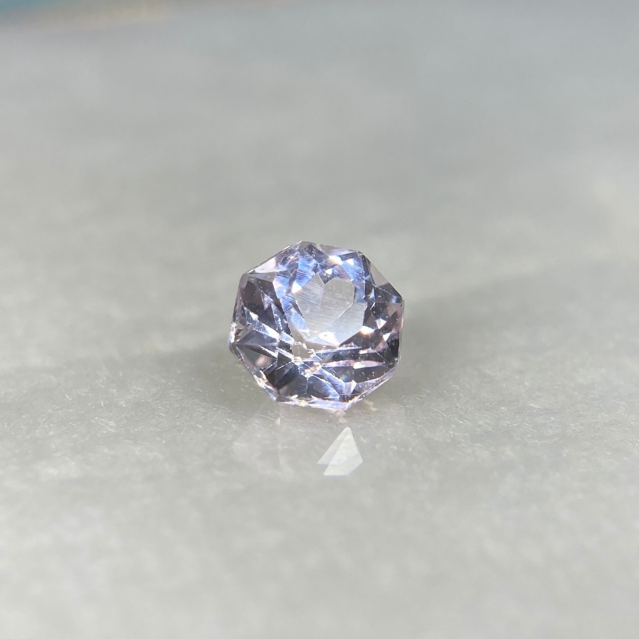 お花みたいなスピネル  約4.7mm*3.4mmmm r-0396