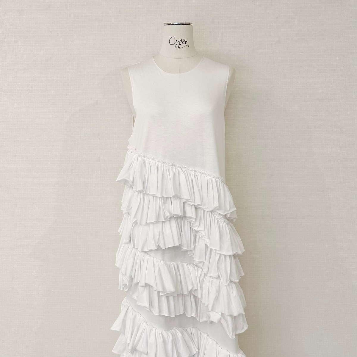 ラッフルワンピース Delphine ホワイト | Cygne 