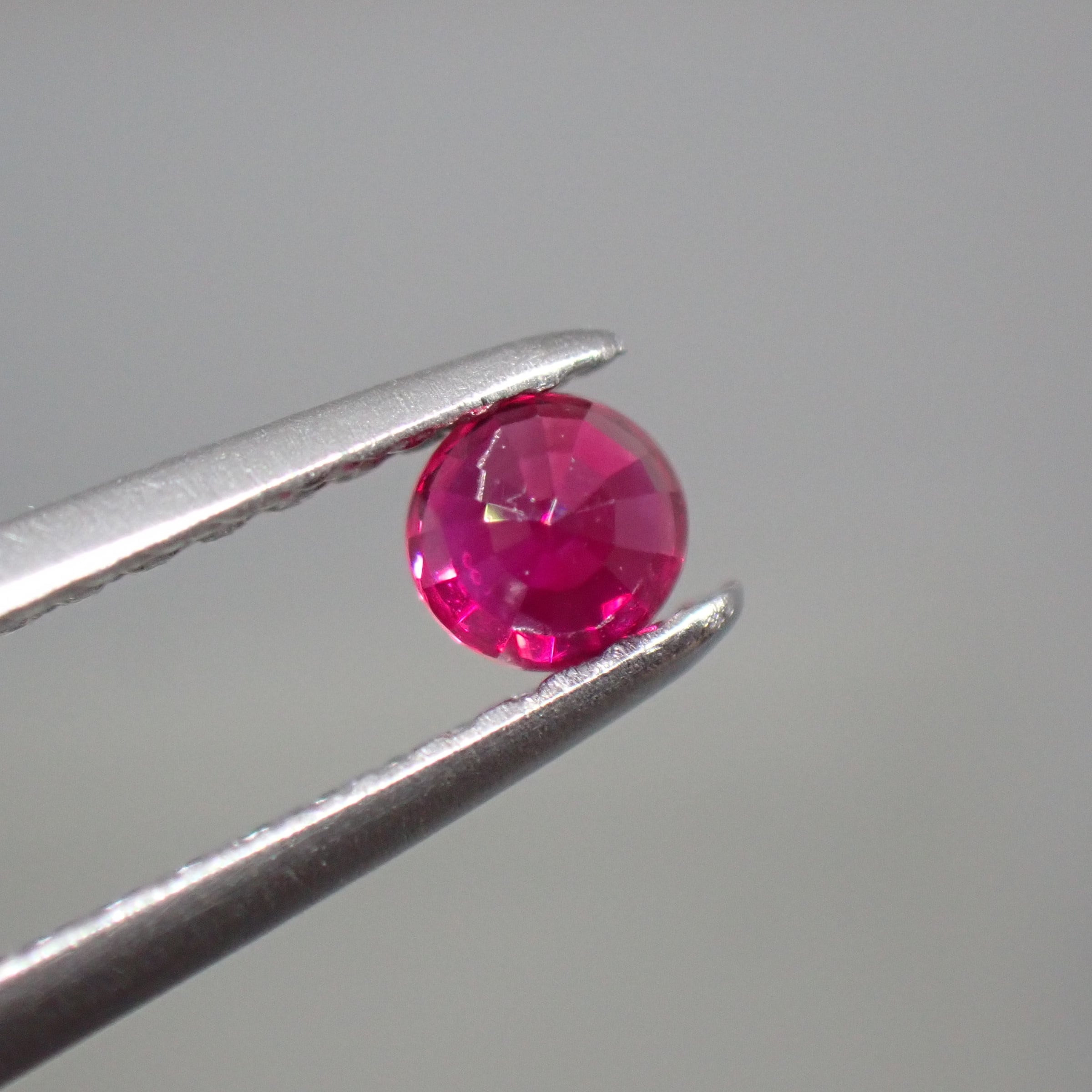 ヴィヴィッドカラー☆ピンキッシュレッドのルビー0.218ct | 宝石ルース 