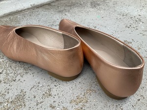 陽ざしに溶け込む、シャンパンピンク。 大人の艶やかレザーフラットシューズ