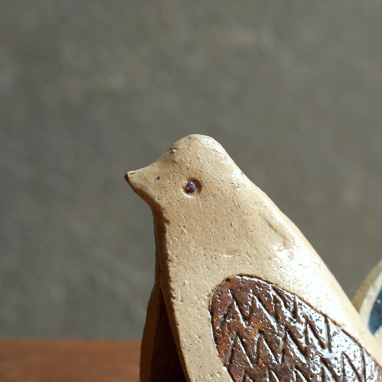 北欧を感じる、素朴な陶器の鳥