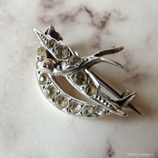 ドイツアンティークジュエリー シルバー935 レッドアイ ツバメとクレセント(三日月)ブローチ