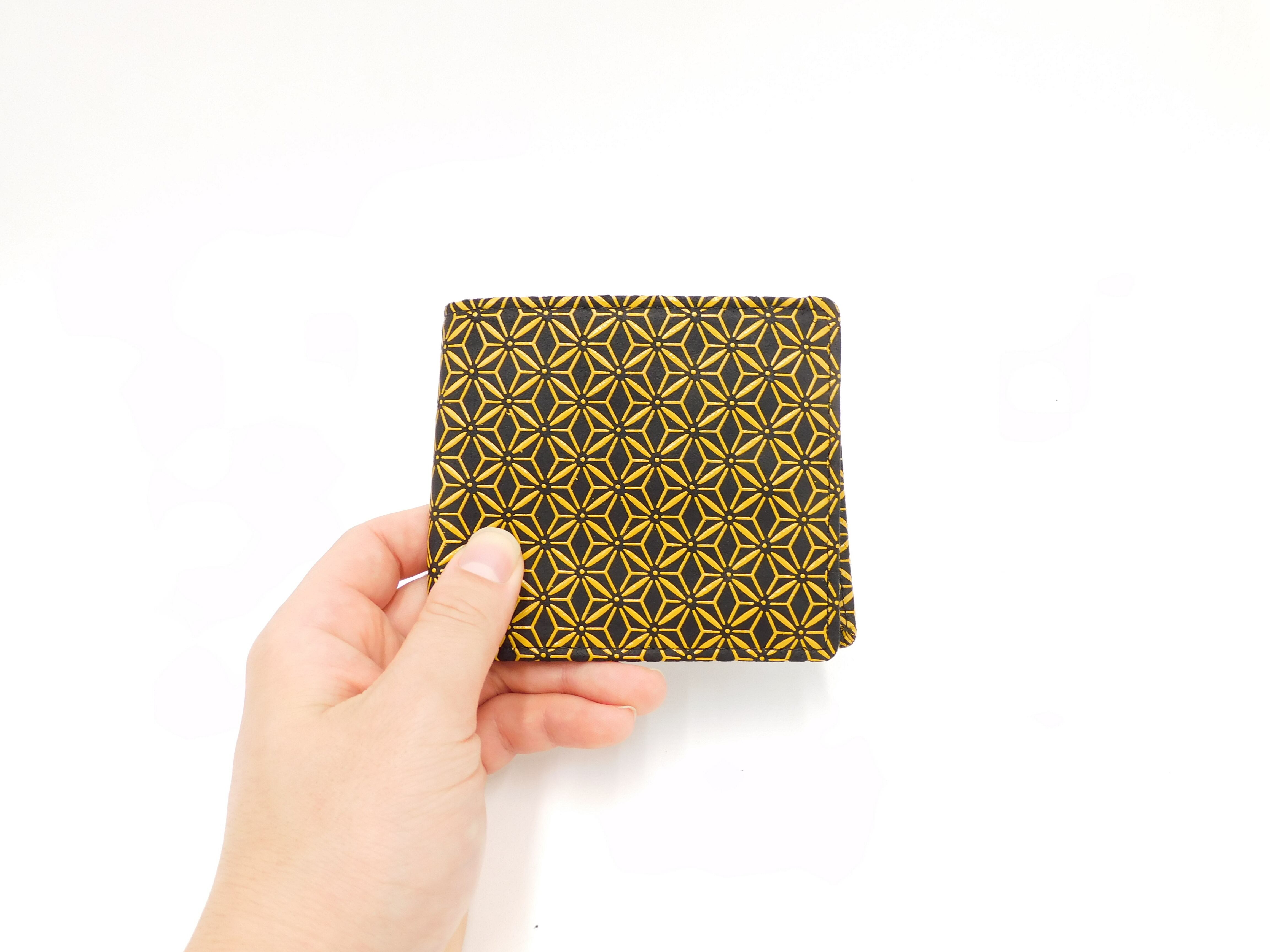 専用のお品となります。 お約束以外のお方は入札なさらないで下さい。 札入(小銭付) 黒/黄 麻の葉柄 | 浅草前川印傳｜公式オンライン