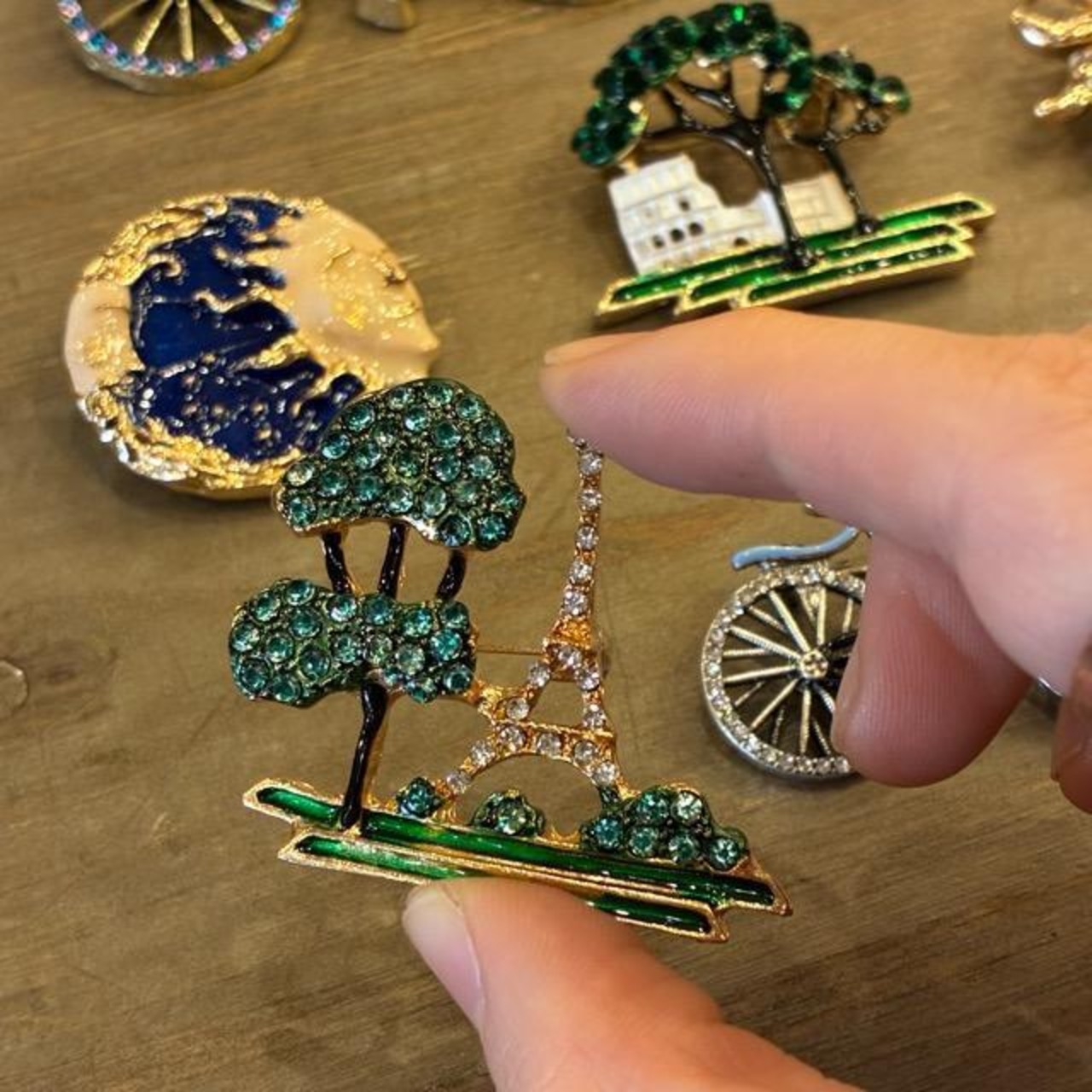 TOPANGA Jewelry　Bijou art brooch Eiffel tower　ビジューアートブローチ　エッフェル塔　パリ　プレゼント　プチギフト　ジャケット　帽子　バッグ　ニット