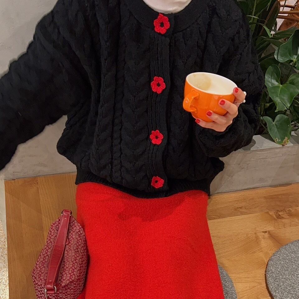 フラワーボタンケーブルニットカーディガン_LN01872