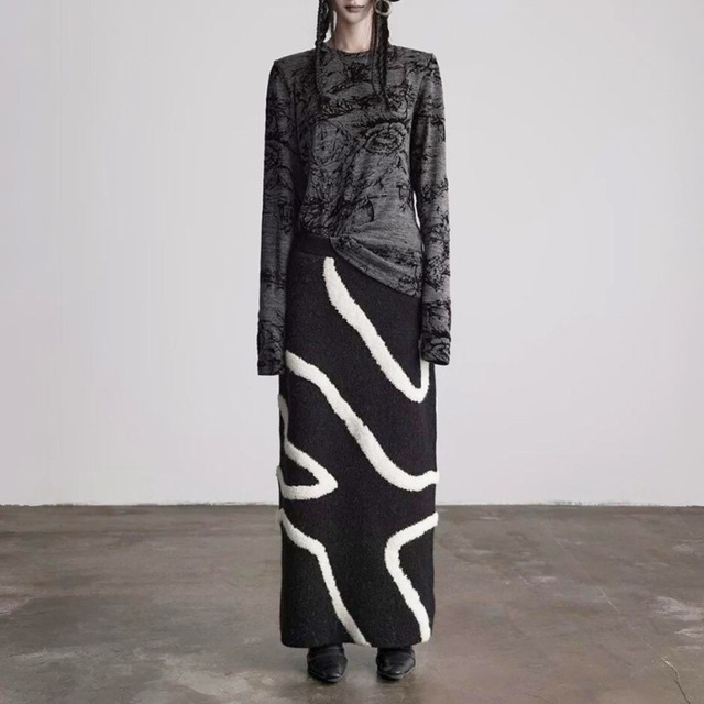 Abstract line textured maxi skirt C1302