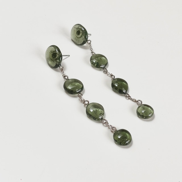 軽やかに揺れる クリアなくすみカラーの雫 ドロップピアス／イヤリング｜グリーン｜画像3