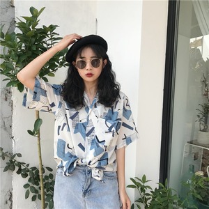開襟柄シャツ トップス シャツ 袖あり 半袖 Vネック 襟付き 前開き かわいい 大人可愛い シンプル カジュアル おしゃれ お洒落 レトロ アジアン 大人可愛い 大人女子 ラフ ラブリー キュート ガーリー 個性的 主役級 柄 フラワー 春 夏 10代 20代 30代 レディース 学生 通学 デート お出かけ 公園デビュー 女子会 休日 着回し 普段使い 重ね着 韓国 韓国系 サイズ S M L XL 色展開 6077