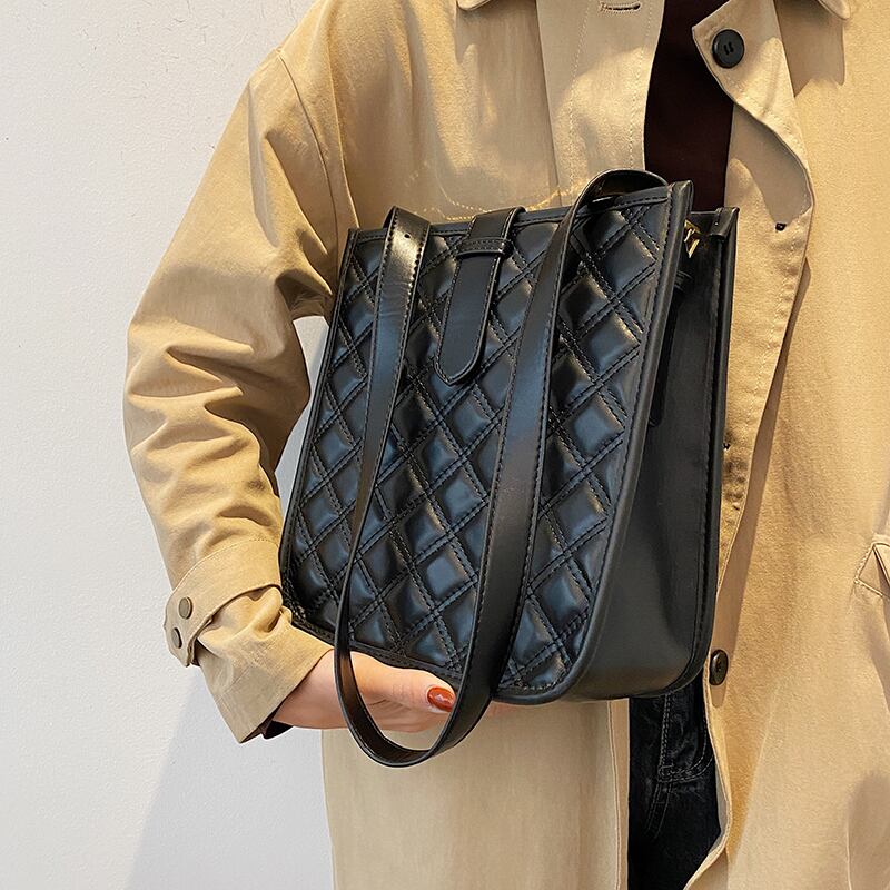 レッド メッセンジャーバッグ 手作りハンドバック62735788621