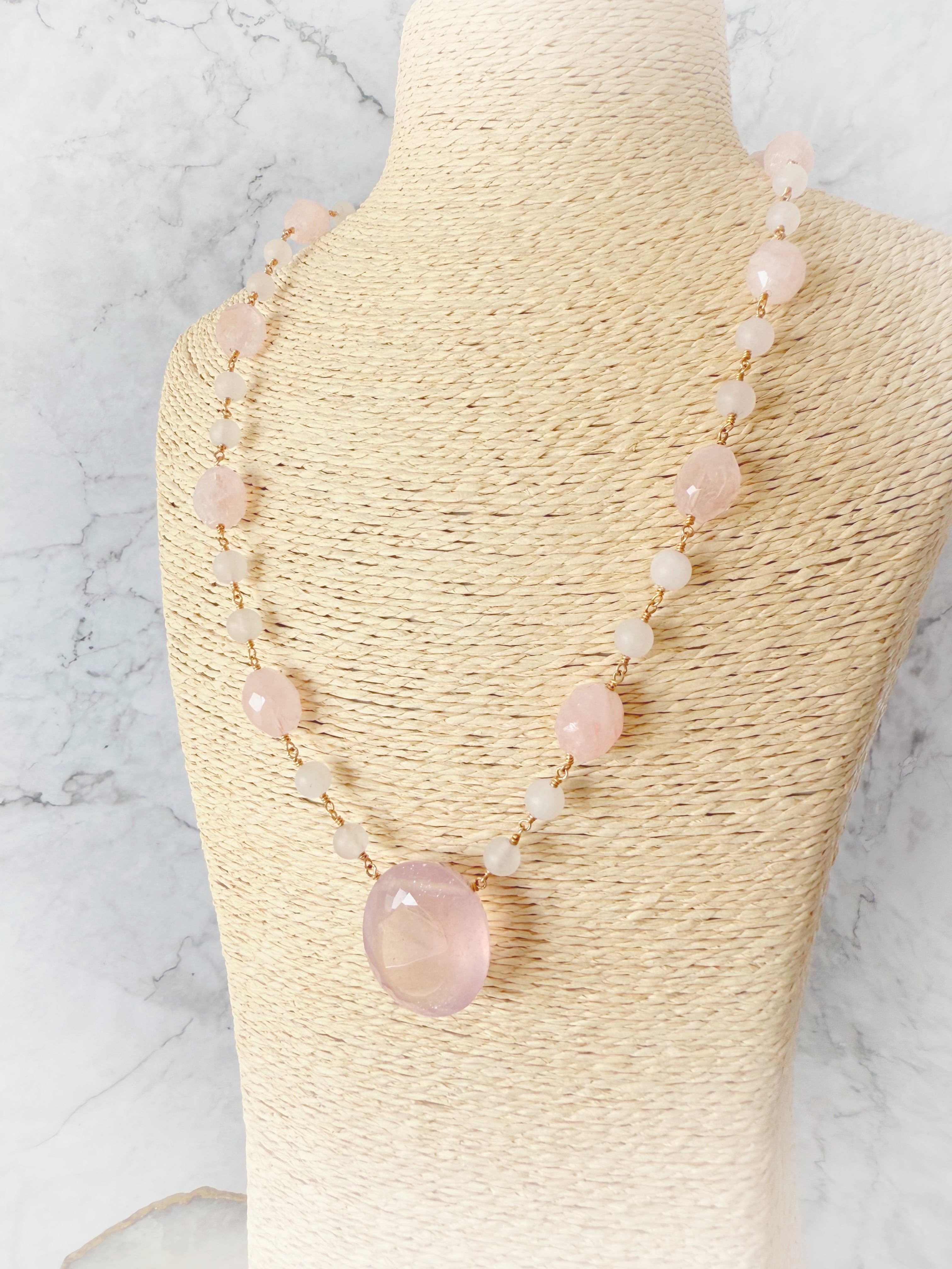 静かに咲くバラとピンク】ローズクォーツネックレス＆ピアスセット