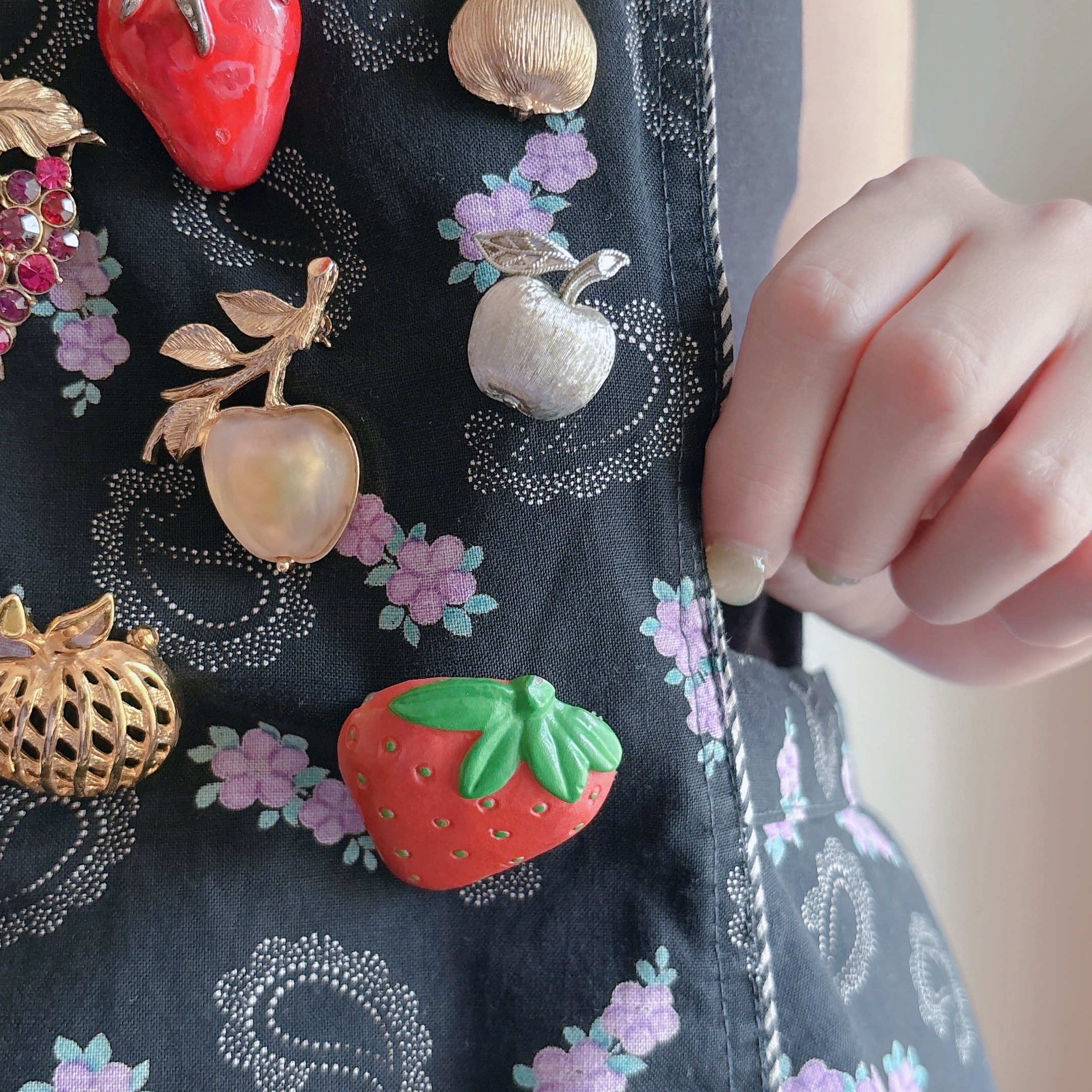 TRIFARI Vintage 50s - 60s silver tone apple brooch ヴィンテージ 50