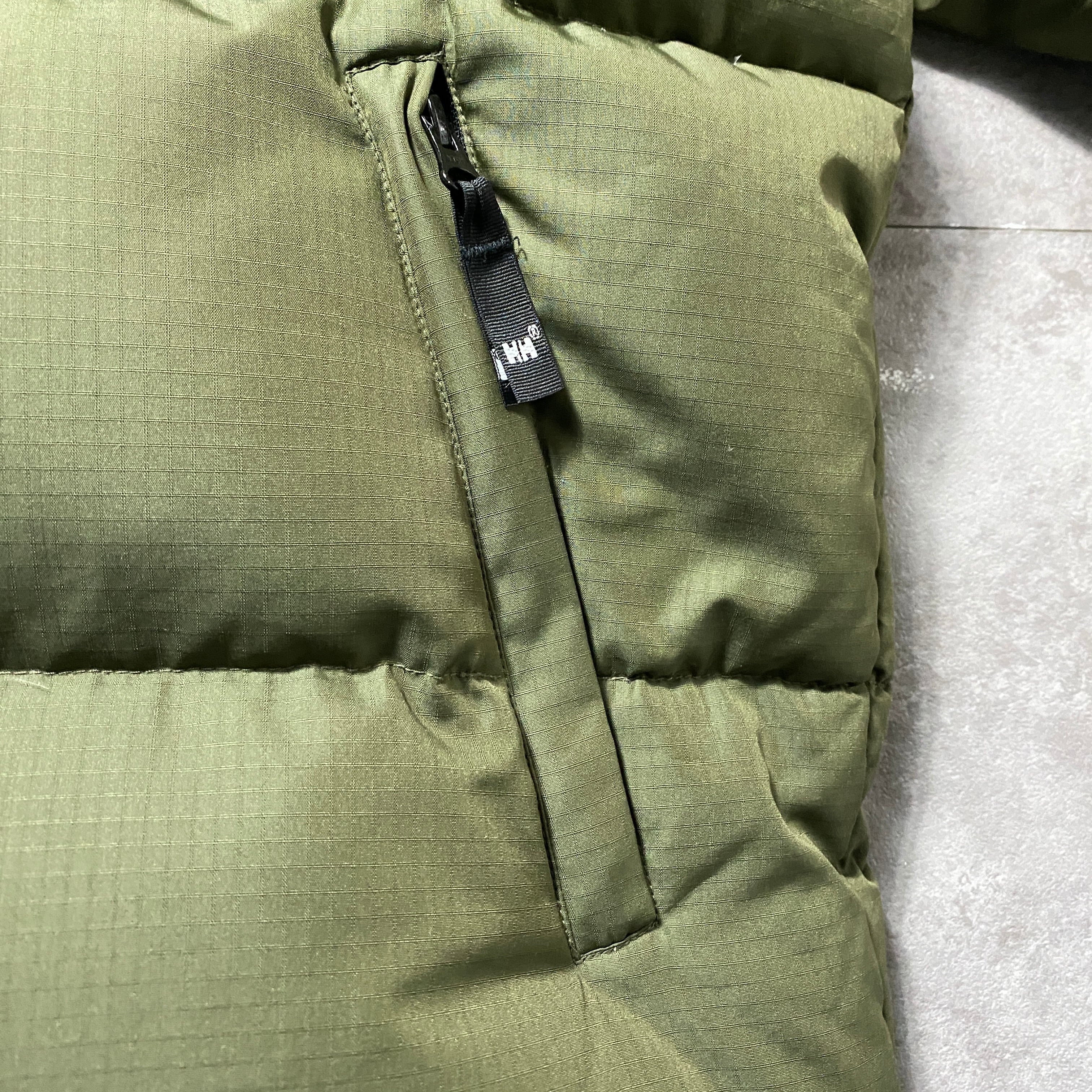 HELLY HANSEN ヘリーハンセン 刺繍ワンポイント ネックロゴ カーキ