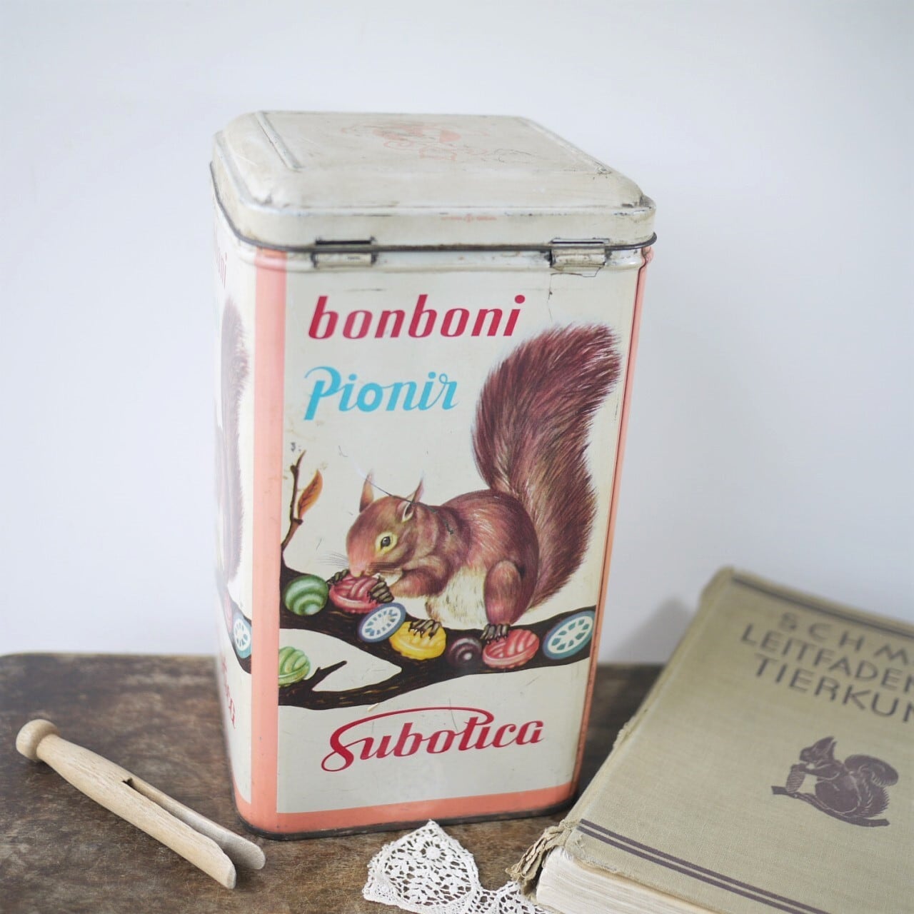 旧ユーゴスラビア Pionir ボンボン缶 ティン缶