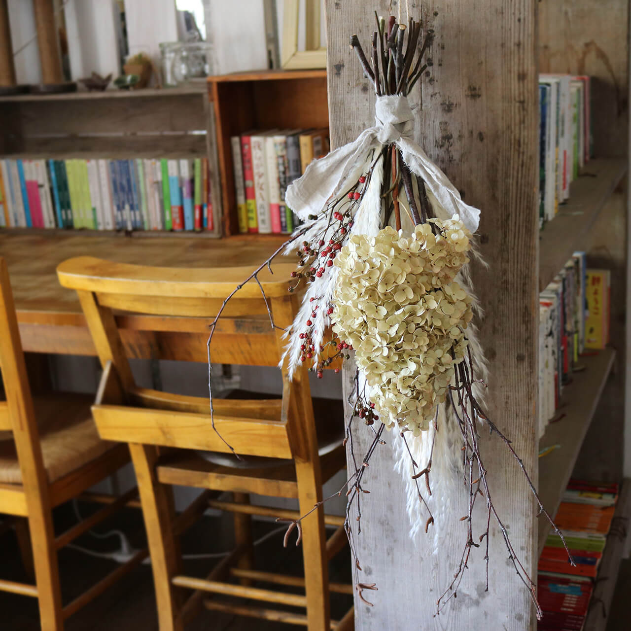 1点もの 丈約60cm 】富良野産白樺の枝と赤いバラの実 アジサイ