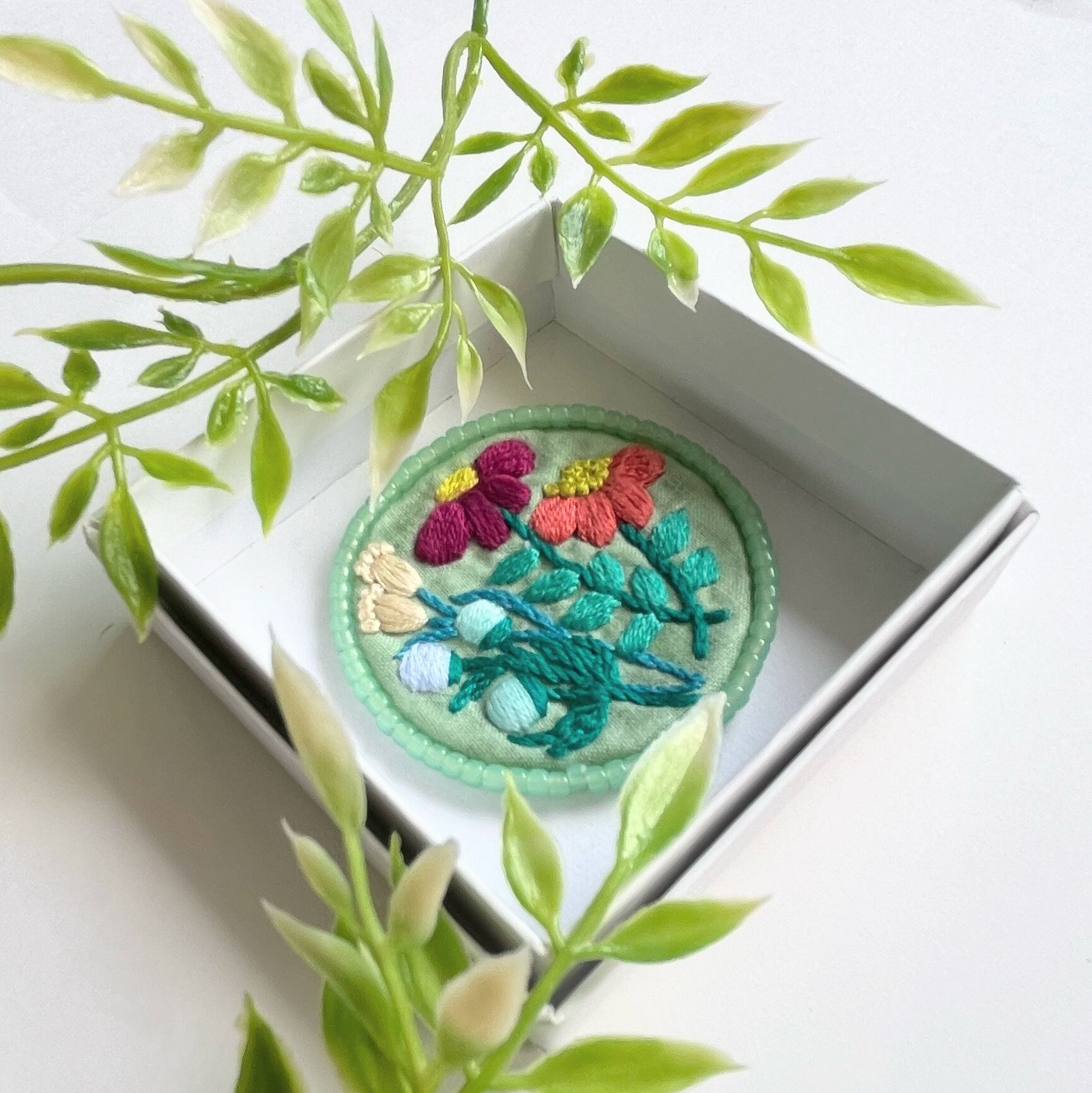 ビーズで飾った草花の刺繍ブローチ【botanical】#306 | j.couture