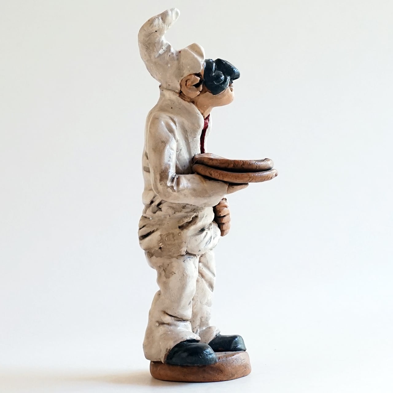 ナポリの幸運のお守り！ ー ピザを運ぶプルチネッラ-1 | ルカニア