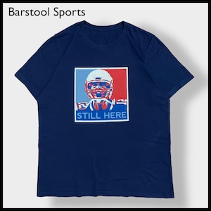 【Barstool Sports】 アメフト 人物 プリント Tシャツ STILL HERE バックロゴ L〜XL相当 バースツールスポーツ US古着