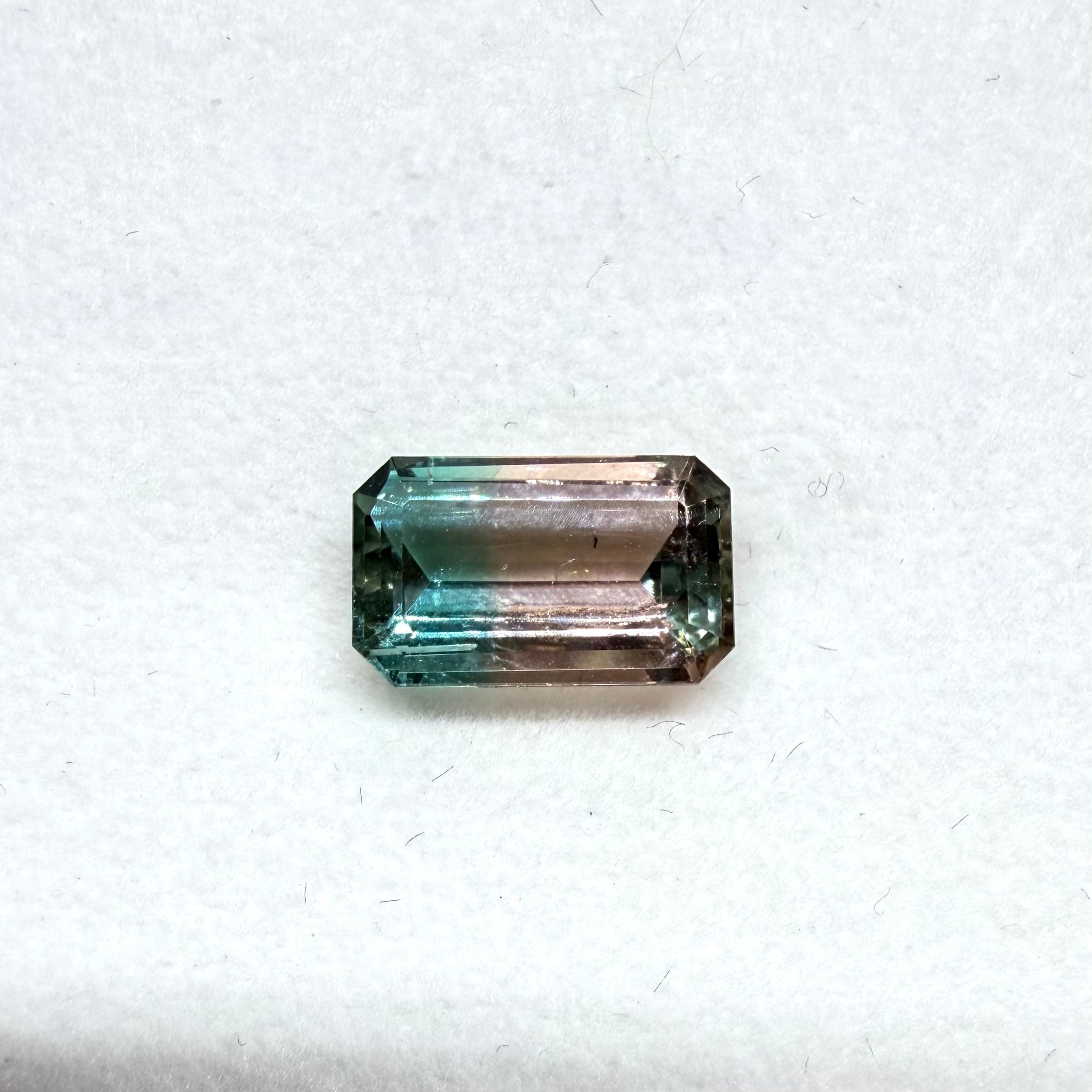 エメラルドカラーがアクセントなバイカラートルマリン