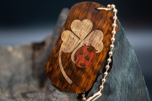 ※【 木のダイヤモンド 】スネークウッド ドッグタグ 象嵌 幸運を運ぶナナホシテントウ