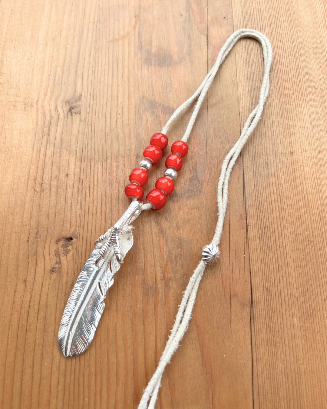 go64 銀爪付き特大フェザー ホワイトハーツ、ビーズ革紐カスタム