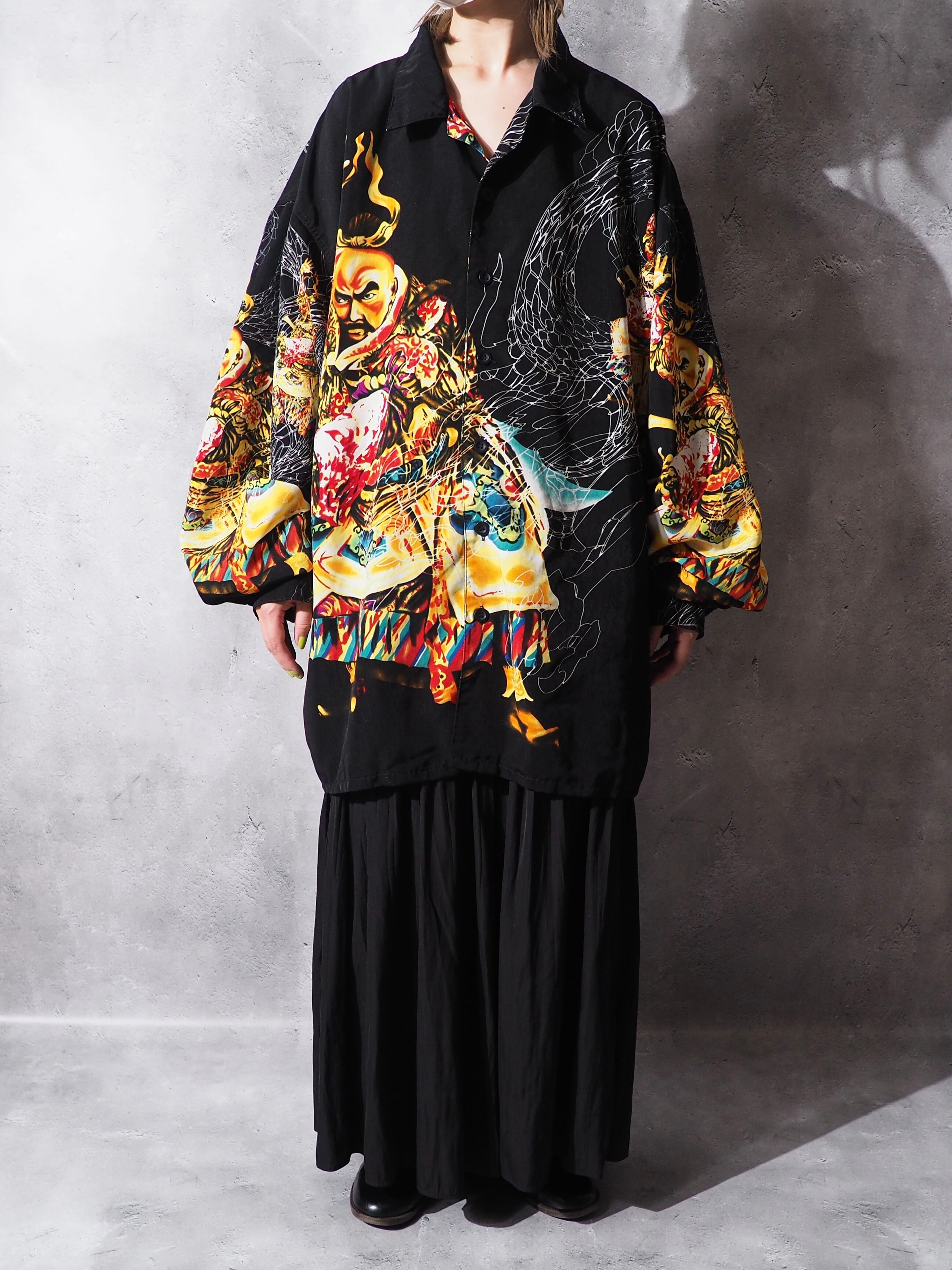 Richly colored soldier printed black open collar loose shirt