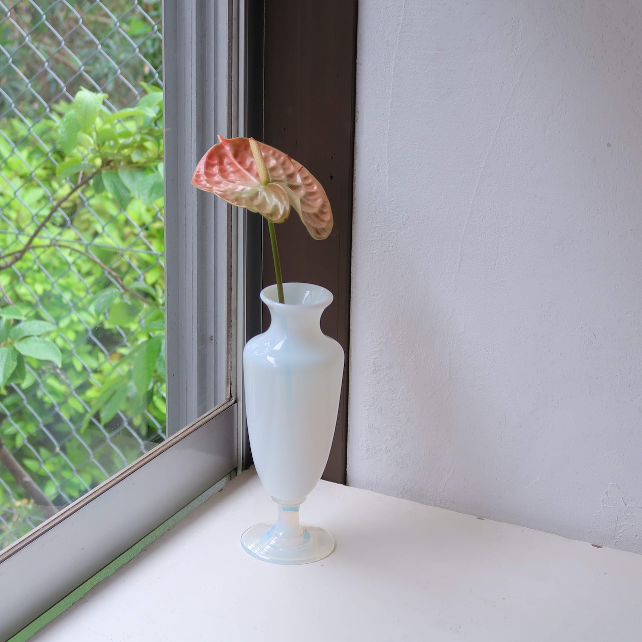 オパリンガラスの花瓶